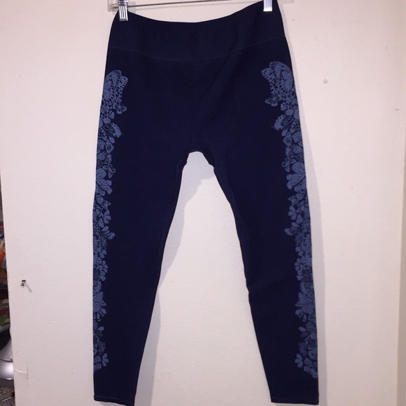 FABLETICS, butterflies 🦋,blue Capri-leggings LG - Picture 4 of 15